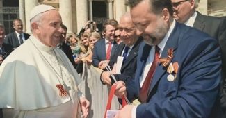 Мысли на Георгия: зачем Папе Римскому георгиевская лента?