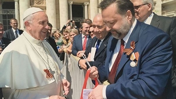 Мысли на Георгия: зачем Папе Римскому георгиевская лента?