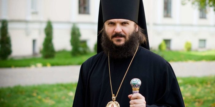 Нужно ли «запирать» священников в храмах?