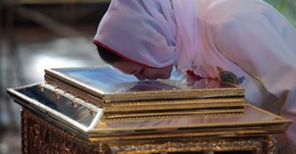 В России сейчас пребывают мощи святителя и чудотворца Николая, архиепископа Мир Ликийских, привезенные из итальянского города Бари. Сейчас они находятся в Санкт-Петербурге. Поклониться им пришли уже 2 млн. человек, в том числе попросить о чем-то своем, наболевшем. Но что именно, с православной точки зрения, следует просить у святого? Каких благ? Может ли тут идти речь о житейских благах и чисто земных вещах? На что следует обратить внимание, чтобы поклонение святому не носило языческий характер? У мощей свт. Николая У мощей свт. Николая Молись о том, что считаешь полезным в твоей земной жизни, но исполнение этого вверяй в руки Божии Священник Валерий Духанин: – Моя жена в детстве молилась за уточку. Собака погрызла ей шею, уточка казалась безнадежной, и вот моя супруга, на тот момент еще совсем маленький ребенок, со слезами молилась святому целителю Пантелеимону за уточку, и уточка выздоровела. Кто-то скажет, что это несерьезно. Но я лично думаю, что если ребенок молится от сердца за живое существо, то и став взрослым, он будет иметь сострадание. Понятно, что люди идут к святыням и зачастую молятся только о земном. Думаю, что относиться к этому надо проще. Слава Богу, что люди уже молятся, выстаивают длинные очереди к святыням, а не идут непонятно куда. Каждый молится в меру своего возраста телесного и духовного, в меру своего понимания того, что наиболее ценно. И Бог снисходит к нам, исполняет порой самые нелепые наши просьбы. Вспоминается такое святоотеческое правило, произнесенное святителем Игнатием (Брянчаниновым): молись о том, что считаешь полезным в твоей земной жизни, но исполнение этого вверяй в руки Божии. Если считаешь, что тебе что-то нужно, можешь об этом просить, но быть этому или не быть – пусть решит уже Бог. Вверь себя в Его руки. Священник Валерий Духанин Священник Валерий Духанин Нельзя сразу перепрыгнуть к духовному совершенству, так, чтобы всё земное сразу перестало интересовать. Требуя от себя бесстрастия по отношению к простой человеческой жизни, можно вместо духовного совершенства скатиться к равнодушию, апатии и безразличию. Люди переживают о своем здоровье, о благополучии близких людей, молятся, чтобы у детей разрешились проблемы. Молятся о том, чтобы сдать экзамен и чтобы не уволили с работы, молятся о друзьях и подругах. И это подтверждает, что сердце еще живо, и самое главное – люди обращаются именно к Богу, именно у Него ищут помощи. В молитве надо однозначно исключать злые просьбы. Отомстить обидчику, наказать соседей, проучить того, кого ты возненавидел – всего этого в молитве однозначно нельзя просить. Бог есть Любовь, Благо, Жизнь, и потому того, что противоречит любви, благу и жизни, просить в молитве нельзя. Так ты удалишься от Бога и навлечешь беды на самого себя. Молиться надо не о снятии с нас креста, а о даровании нам сил нести крест В моей жизни давным-давно был случай, когда мне показалась невыносимой работа с тем начальником, который был. Я молился об увольнении начальника, молился от сердца, и через какие-то сутки просьба исполнилась. Я был невероятно рад, но новый начальник, вроде бы добрый и не такой взыскательный, оказался на деле намного труднее. И с ним в итоге стало лишь тяжелее. Господь вернул затем прежнего начальника, а мне было ясно показано, что просить себе облегчения земных дел нельзя. Бог Сам знает, как управить нашу жизнь. Поэтому молиться надо не о снятии с нас креста, а о даровании нам сил нести крест. В наших молитвах постараемся помнить, что самая главная ценность у человека – его бессмертная душа. О спасении души и надо молиться прежде всего, о том, чтобы отсечь мешающие нам грехи и страсти. Одна знакомая девушка долгое время страдала сильной зависимостью от наркотиков, никак не могла вырваться. Но у нее нашлись силы просить Господа, чтобы Он как-то помог ей. Она просила год, два, и вроде бы ничего не получалось. И вот ее мама поехала в Святую Землю и у Гроба Господня тоже от всего сердца молилась за дочь. Буквально на следующий день девушка проснулась утром и вдруг почувствовала, что у нее пропала тяга к наркотикам. Она даже не поняла, почему это произошло. Вышла на улицу, где-то увидела других наркоманов и снова заметила за собой, что у нее нет никакой тяги к этому, даже ломки не происходило. Вот так молитва от всего сердца, особенно когда ты молишься не один и кто-то молится за тебя у святыни, вершит настоящее чудо. Первое, о чём нужно просить, – это о преуспеянии в духовной жизни Священник Димитрий Шишкин Священник Димитрий Шишкин Священник Димитрий Шишкин: По неисследимым путям Божиим надо нам иногда пережить и скорби, и болезни, и неудачи – На самом деле, вопрос такой даже не должен стоять у православного: о чём просить у святого? Во всяком случае, в первую очередь. Об умножении веры и любви к Богу и ближним, о решимости в исполнении заповедей Христовых, о познании Его святой воли и о даровании разумения и сил для её исполнения. Словом, первое, о чём нужно просить, независимо от обстоятельств жизни – это о преуспеянии в духовной жизни и для нас самих и для наших близких, потому что это главное в перспективе нашей вечности. Конечно, бывают какие-то чрезвычайные обстоятельства, нужда, болезни, бедствия в нашей жизни и жизни наших близких, когда просто невозможно не просить о помощи в конкретных, житейских нуждах. Когда человек буквально, что называется, вопиет. Можно ли? Можно и нужно, конечно, но и при этом надо иметь смирение, некое пространство сердца, осознающее, что иное есть воля Божия и иное – человеческая, и по неисследимым путям Божиим надо нам иногда пережить и скорби, и болезни, и неудачи, и напротив – не всегда полезно для нас то, о чём мы просим, каким бы очевидно и вопиюще необходимым не казалось нам просимое. Вот в этом простом: «но не как я хочу, а как Богу будет угодно» и состоит необходимое в приложении к всякому делу и ко всякой молитве – смирение. Бог – Источник и Солнце, а святые – зеркальца, отражающие Его свет Священник Святослав Шевченко Священник Святослав Шевченко Священник Святослав Шевченко: Молиться так, как если бы от этой молитвы зависела твоя жизнь – Честно признаюсь, что я не совсем понимаю ажиотажа вокруг этого события. Понятно, что святитель Николай Чудотворец – очень почитаемый в России святой, но ощущение, что немалая часть людей идут не к Богу, а за чудом. Вот этого не должно быть. Потому что в православном христианстве Податель всех благ только Бог. Он Источник, а Его святые – лишь провода. Он Солнце, а его святые – лишь зеркальца, отражающие Его свет. А если человек подходит к раке с мощами и загадывает желание или считает, что целованием её у него решатся все проблемы, – это язычество и идолопоклонство. О характере молитвы всё сказано до меня святыми отцами, которые были практикующими христианами. Если описать эту практику вкратце, то получится три пункта. Во-первых, человек должен приступать к молитве со смирением: осознанием своей духовной повреждённости и несовершенства. Во-вторых, понимать, что Бог и святые видят тебя насквозь в режиме реального времени – это своеобразный опыт предстояния перед Господом. В-третьих, молиться так, как если бы от этой молитвы зависела вся твоя жизнь. Патриарх Московский и всея Руси Кирилл о паломничестве и поклонении святым мощам Николая Чудотворца, архиепископа Мир Ликийских: Патриарх Московский и всея Руси Кирилл. Фото: patriarchia.ru Патриарх Московский и всея Руси Кирилл. Фото: patriarchia.ru – Святитель и чудотворец Николай, столь же почитаемый, как преподобный Сергий, в нашем народе, за без малого два месяца пребывания своими мощами в Земле Русской собрал два миллиона человек. И это было подлинное паломничество, связанное с подвигом, с преодолением трудностей. Люди часами стояли и стоят, чтобы приложиться к мощам. Мне рассказывали, как людям немолодым и нездоровым предлагалось пройти вперед без очереди, но они отказывались, говоря: «Мне важно не только к мощам приложиться – мне постоять важно, мне помолиться важно»… Мы приносим к святым мощам покаяние, молитву и, конечно, просьбы А что же движет людьми? Ничего материального. От этого они не получают ни комфорта, ни денежного вознаграждения, ни почета, ни уважения, а многие еще и обрушиваются с клеветой на честных паломников. Но верующие и не ищут похвалы от человеков, не ищут немедленного видимого благополучия. Они обращаются к святым с самым сокровенным, они душу свою поверяют, они молятся о себе, о своих родных и близких – и знают, что перед святыми мощами, где является особой силы Божественная благодать, их молитвы осуществляются. Некоторые недоумевают и спрашивают нас: как же вы, живущие в XXI веке в европейской стране, сохраняете такую веру? Что все это означает? Я встречался с некоторыми западными учеными-социологами, которые меня с пристрастием допрашивали, что за всем этим стоит, – полагая, что этому, как и массовым политическим акциям, есть простое человеческое объяснение: кому-то выгодно сменить власть, кто-то желает ее защитить, кто-то борется за свои экономические права, кто-то считает, что он должен быть во власти, и, объединяясь с единомышленниками, люди действительно выходят во множестве. Но все это так далеко от того, что происходит во время паломничества! Мы молимся святым угодникам не для того, чтобы власть получить, и не для того, чтобы денег у нас стало больше. Мы молимся о самом главном – о своем внутреннем, духовном, сокровенном, для каждого своем. Мы приносим к святым мощам покаяние, молитву и, конечно, просьбы – за себя, за своих родных и близких, за Отечество свое, за Церковь свою. И точно знаем, что святые, Богом одаренные, отвечают нам на наши молитвы.