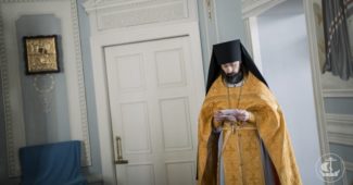 Почему диакон не читает вслух мои записки?