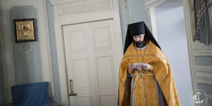 Почему диакон не читает вслух мои записки?