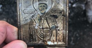 Огонь не тронул только маленькую иконочку Николая Чудотворца