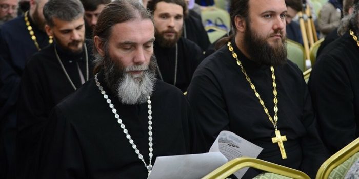 Зачем священников хотят посадить на зарплату госслужащих?